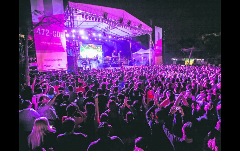 Cientos de tapatíos festejaron el 472 aniversario de la ciudad en un concierto organizado en Plaza Liberación.  /