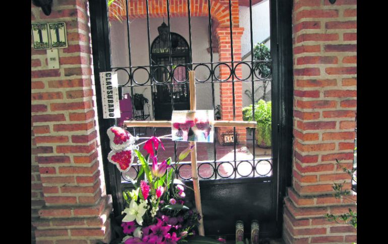 Vecinos colocaron una cruz en la entrada de la casa donde vivía la pareja de canadienses asesinada el domingo pasado.  /