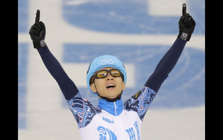 El patinador ruso, Victor An, celebra su triunfo al ganar la medalla de oro en los Juegos de Invierno de Sochi 2014. AP /