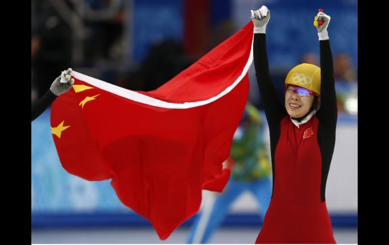 La patinadora china, Zhou Yang, celebra su triunfo en Sochi. AFP /