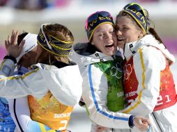 (De izquierda a derecha) Charlotte Kalla, Anna Haag, Emma Wiken e Ida Ingemarsdotter celebran después de ganar. EFE /