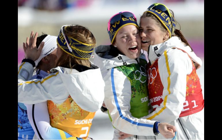 (De izquierda a derecha) Charlotte Kalla, Anna Haag, Emma Wiken e Ida Ingemarsdotter celebran después de ganar. EFE /