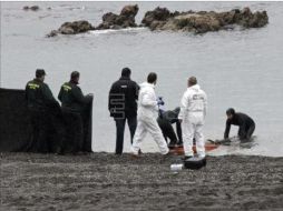 Las autoridades españolas hallan el cadáver de otro inmigrante subsahariano, sumando 15 en total. Foto: @EFEnoticias. ESPECIAL /