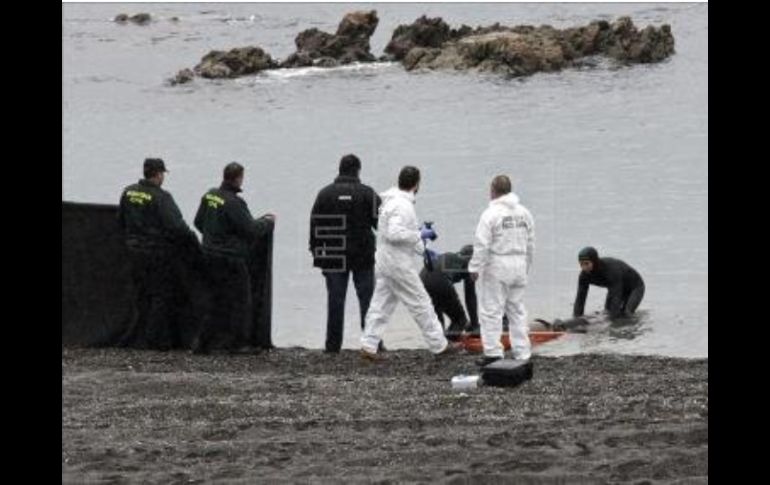 Las autoridades españolas hallan el cadáver de otro inmigrante subsahariano, sumando 15 en total. Foto: @EFEnoticias. ESPECIAL /
