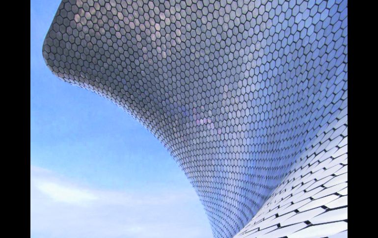 Diseño. Dieciséis mil hexágonos de planco aluminio flotantes ondulan la fachada del Museo Soumaya.  /