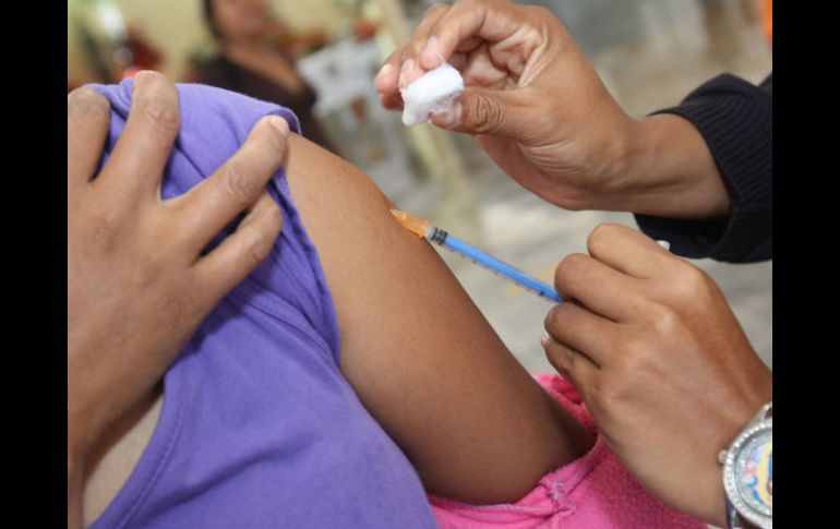 La Secretaría de Salud reiteró que aún se están aplicando las vacunas a la población vulnerable. ARCHIVO /