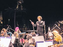 Velada musical. Tres orquestas se presentaron anoche en Plaza Liberación ante cientos de tapatíos.  /