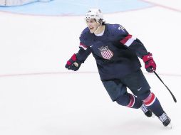 T.J. Oshie celebra la anotación decisiva que le dio el triunfo a los Estados Unidos en tiempo extra. AP /