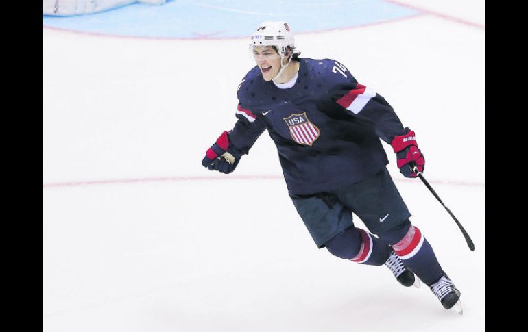 T.J. Oshie celebra la anotación decisiva que le dio el triunfo a los Estados Unidos en tiempo extra. AP /