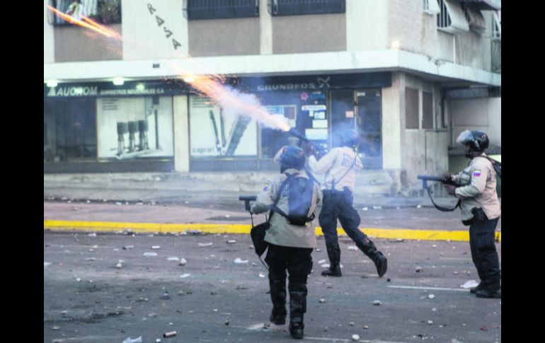 Miembros de la Policía Nacional Bolivariana enfrentan a los protestantes en la Plaza Altamira. EFE /