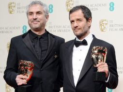 Los cineastas Cuarón y David Heyman posando con sus premios, durante la gala en Londres. EFE /