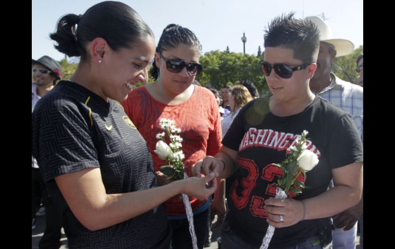 Decenas de parejas del mismo sexo se reunieron en la Plaza Liberación para unirse en una ceremonia simbólica.  /