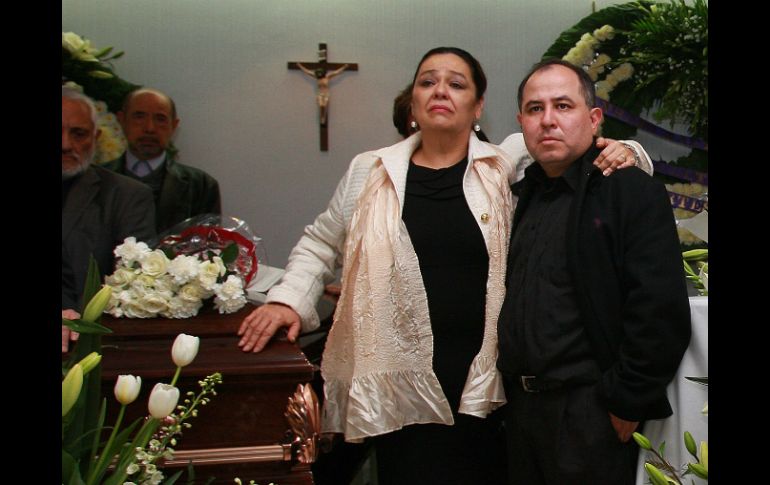 Carmen Gaytán, esposa de Federico Campbell, y su hijo Federico Campell Peña (c-d), durante el funeral del escritor. EFE /