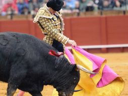 El 'Juli' mencionó que con su primer toro pudo cuajarlo como a él le gusta, 'me sentí cómodo y estoy feliz'. ARCHIVO /