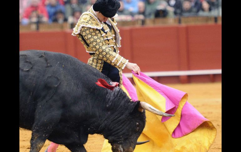 El 'Juli' mencionó que con su primer toro pudo cuajarlo como a él le gusta, 'me sentí cómodo y estoy feliz'. ARCHIVO /