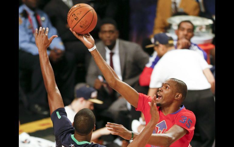 En la imagen, del equipo de la Conferencia Oeste, Kevin Durant y el jugador de la Conferencia Este Chris Bosh. EFE /