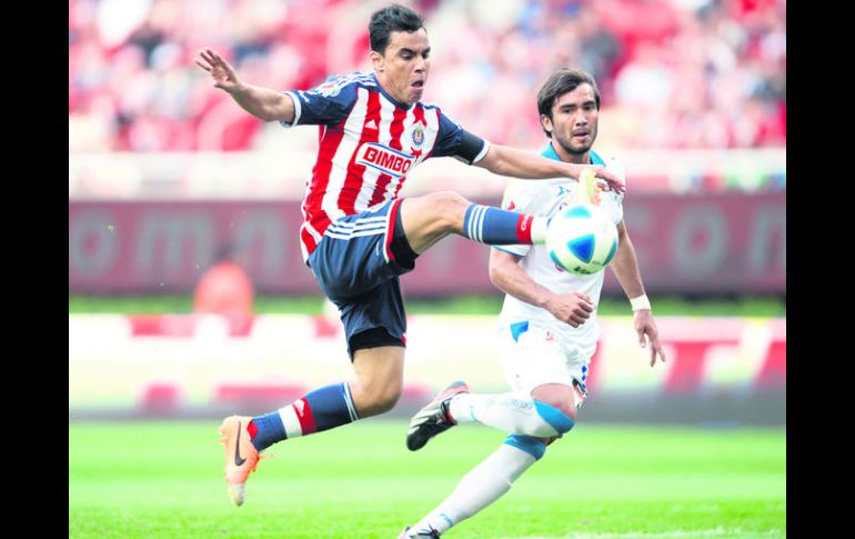 Doblete. La última vez que Omar Bravo anotó un doblete en Liga fue también a los Gallos Blancos en octubre de 2012. MEXSPORT /