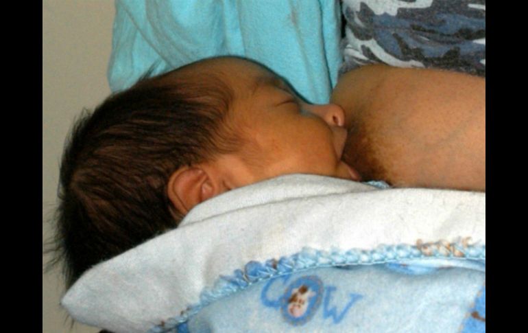 Pediatras recomiendan que la lactancia no rebase los 10 minutos cada que se alimente al bebé. ARCHIVO /
