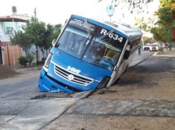 De acuerdo con los rescatistas y vecinos, el socavón se provocó debido a una fuga de agua.  /