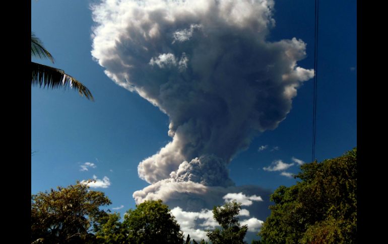 El volcán sigue emanando gases que alcanzan alturas de hasta 150 metros sobre el cráter. ARCHIVO /