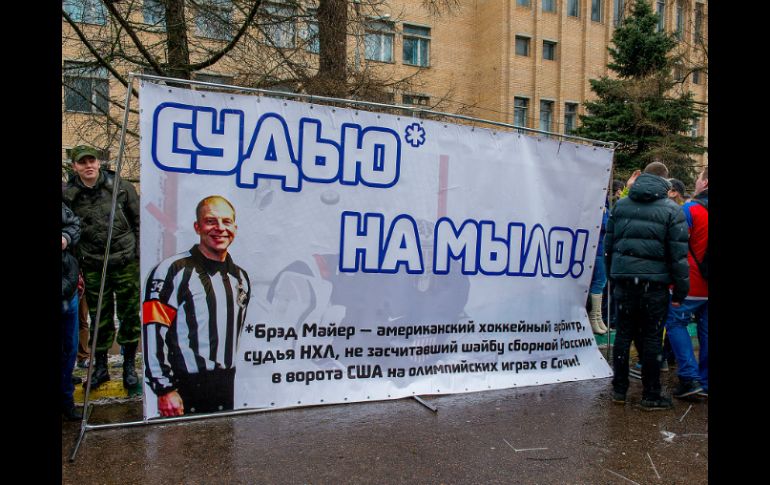 En la lona expresan el mensaje ''Hagan jabón al árbitro'', con referencia a su trabajo en el juego contra EU. AP /