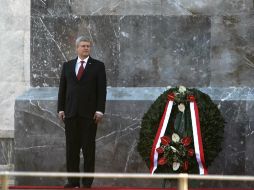 El primer ministro canadiense coloca un arreglo floral, como lo han hecho otros mandatarios. SUN /