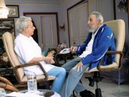 En la foto, Frei Betto (i) frente al ex presidente cubano, Fidel Castro (d). AFP /