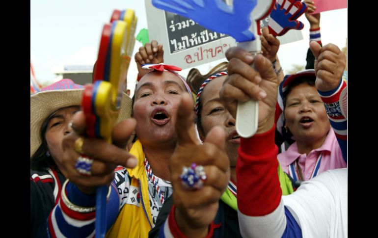 Manifestantes durante una manifestación masiva que rodea la Casa de Gobierno en Bangkok. EFE /