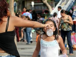 Por la tarde la temperatura llega hasta 28 o 30 grados, la gente debe prestar atención y no descuidar la hidratación constante. ARCHIVO /