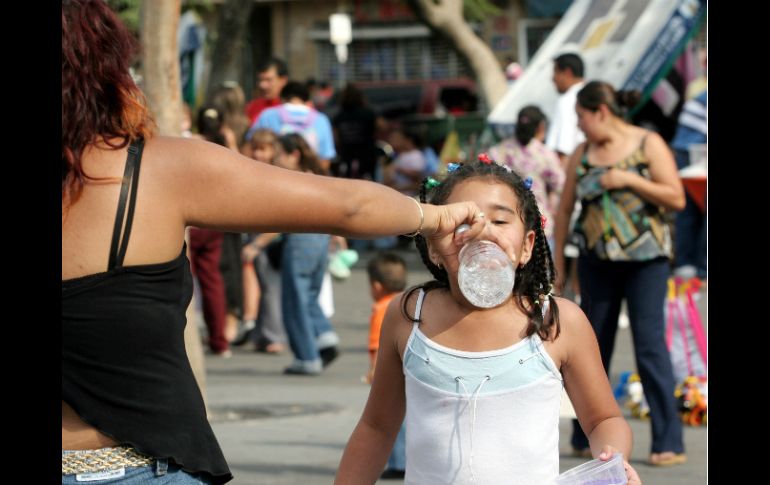 Por la tarde la temperatura llega hasta 28 o 30 grados, la gente debe prestar atención y no descuidar la hidratación constante. ARCHIVO /