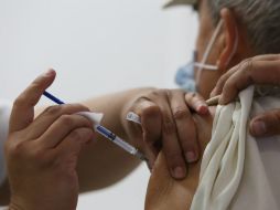 Una niña recibe una vacuna contra la influenza. EFE /