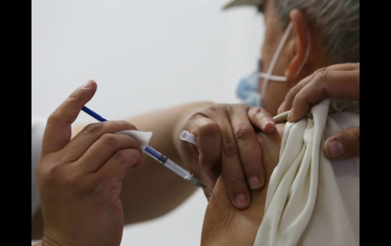 Una niña recibe una vacuna contra la influenza. EFE /