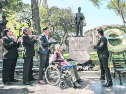 Aplausos. Esmeralda Villaseñor, viuda de Jorge Matute Remus, en la develación de la estatua del ingeniero.  /