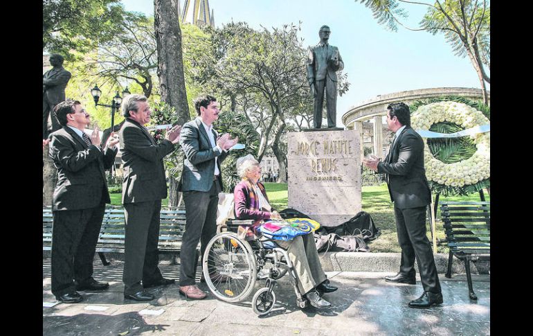 Aplausos. Esmeralda Villaseñor, viuda de Jorge Matute Remus, en la develación de la estatua del ingeniero.  /