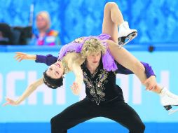 Unidos. Charlie White levanta a Meryl Davis durante su rutina. La pareja lleva junta durante 17 años. AP /