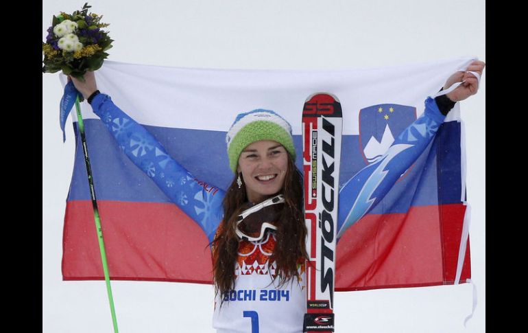 Tina Maze durante la ceremonia de premiación en Sochi. AP /