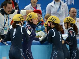 Las surcoreanas lograron llegar en el primer lugar en la competencia y así lo celebran. AFP /