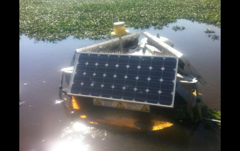 Al menos cuatro impactos  de bala se aprecian en uno de los aireadores de energía solar que se colocaron en julio del año pasado.  /