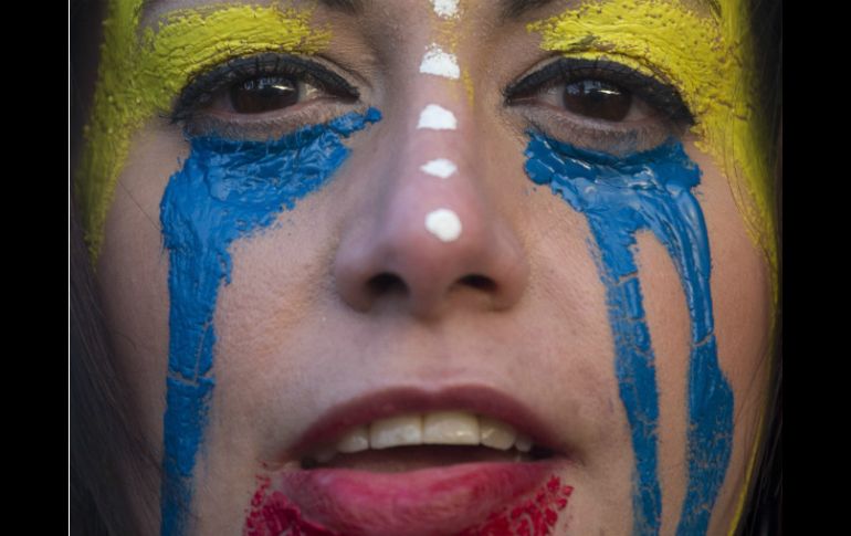 Venezuela vive una jornada de marchas de oposición y oficialismo. AP /