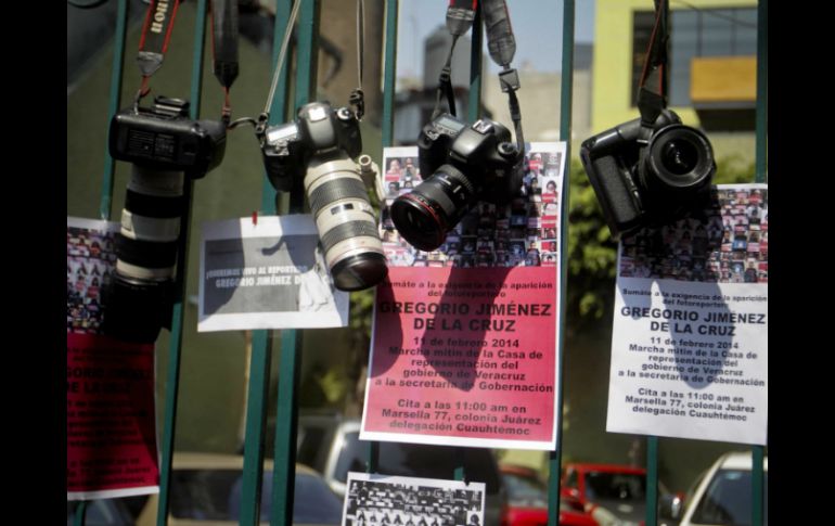 Tras la muerte de Gregorio Jiménez, colegas colgaron cámaras en forma de protesta. ARCHIVO /