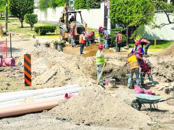 Alcalde y Periférico. Trabajadores realizan adecuaciones y movimiento de tierra para el nodo vial que se construye en este punto. ESPECIAL /