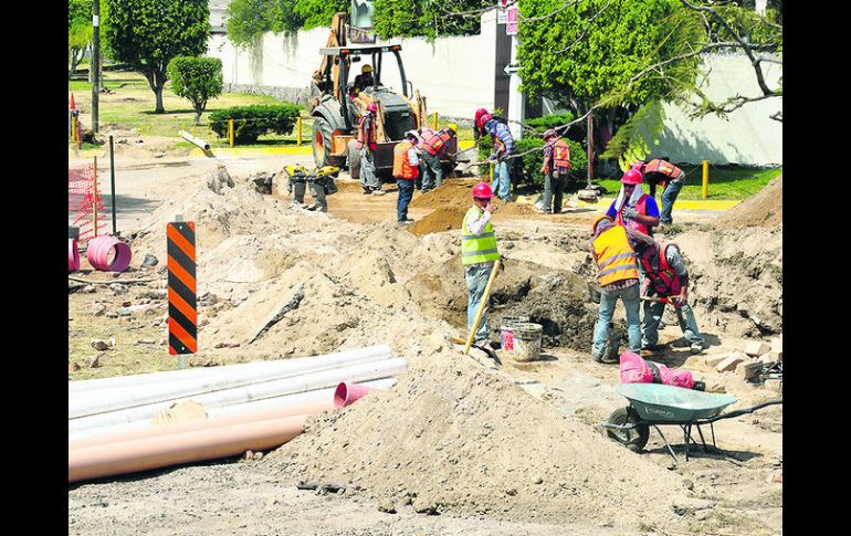 Alcalde y Periférico. Trabajadores realizan adecuaciones y movimiento de tierra para el nodo vial que se construye en este punto. ESPECIAL /