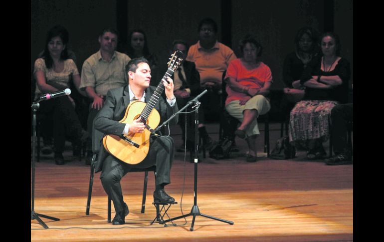 Sorprende. El guitarrista sinaloense Francisco Bibriesca, en un momento del recital.  /