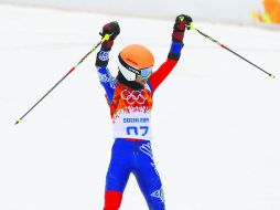 A pesar de terminar casi un minuto más tarde que la campeona, la violinista Vanessa-Mae esbozó una sonrisa al cruzar la meta. AP /