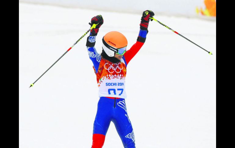 A pesar de terminar casi un minuto más tarde que la campeona, la violinista Vanessa-Mae esbozó una sonrisa al cruzar la meta. AP /