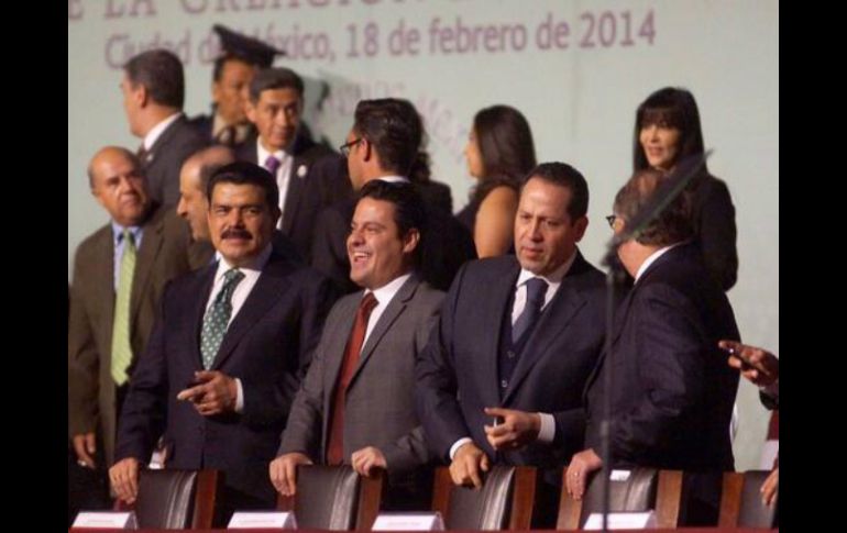 El gobernador de Jalisco, Aristóteles Sandoval (c), comparte esta imagen en su cuenta de Twitter sobre la celebración. ESPECIAL /