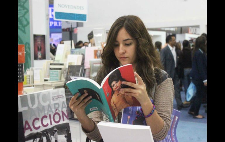 El rector José Narro Robles indica que la UNAM iniciará un programa 'Universo de letras' para fomentar el gozo por la lectura. ARCHIVO /
