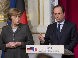 François Hollande y Ángela Merkel ofrecen una conferencia de prensa conjunta en París. EFE /