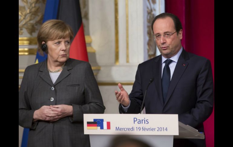 François Hollande y Ángela Merkel ofrecen una conferencia de prensa conjunta en París. EFE /