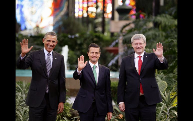 Obama (i), Peña (c) y Harper (d) se toman la foto oficial de la visita en el Cosmovitral Jardín Botánico en Toluca. EFE /